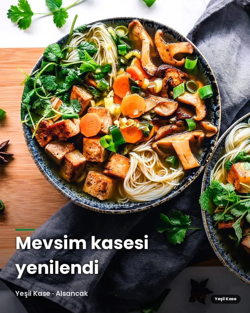 Kinoa, közlenmiş sebze ve limonlu sos. Mevsim kasesi bu haft