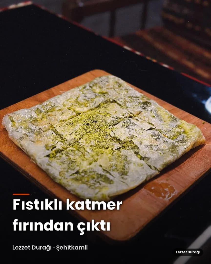 Antep fıstığı ve kaymak, ince ince açılmış hamur. Fıstıklı k